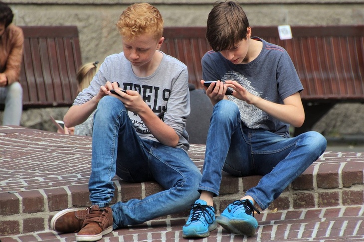 Школьники с мобильниками