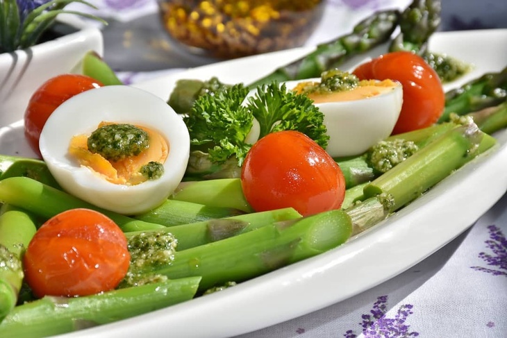 Блюдо с овощами и яйцами
