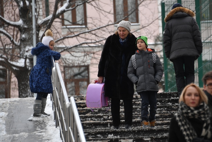 В России растет спрос на нянь, провожающих и забирающих детей из школы