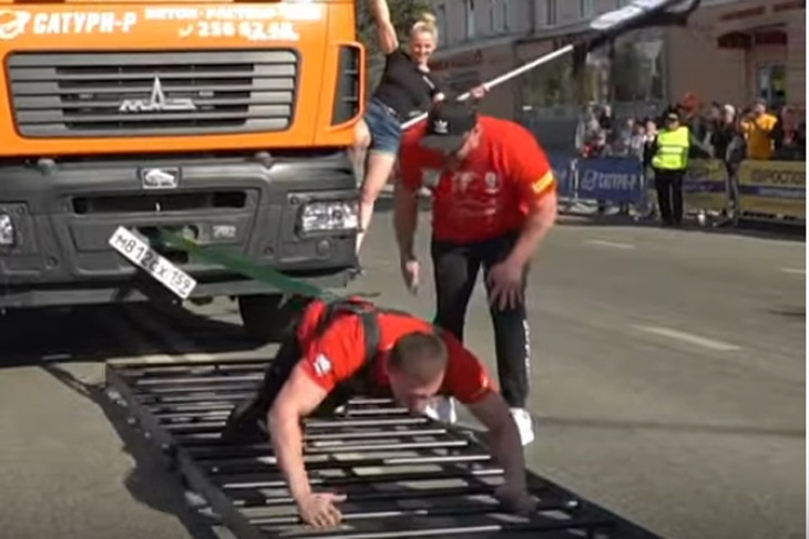Пермский стронгмен установил рекорд России, протащив 30-тонный автопоезд на 4 метра