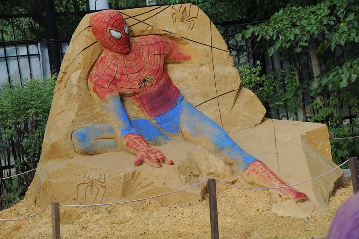 Песчаная статуя Человека-Паука на выставке в "Сокольниках"