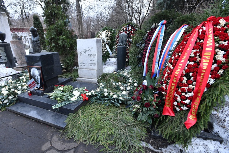 На Новодевичьем кладбище появился памятник Владимиру Этушу
