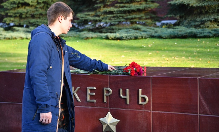 Возложение цветов к мемориалу в Александровском саду после керченской трагедии