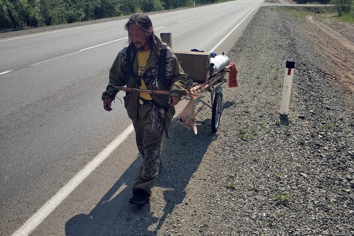 Якутский шаман идет пешком с телегой в Москву