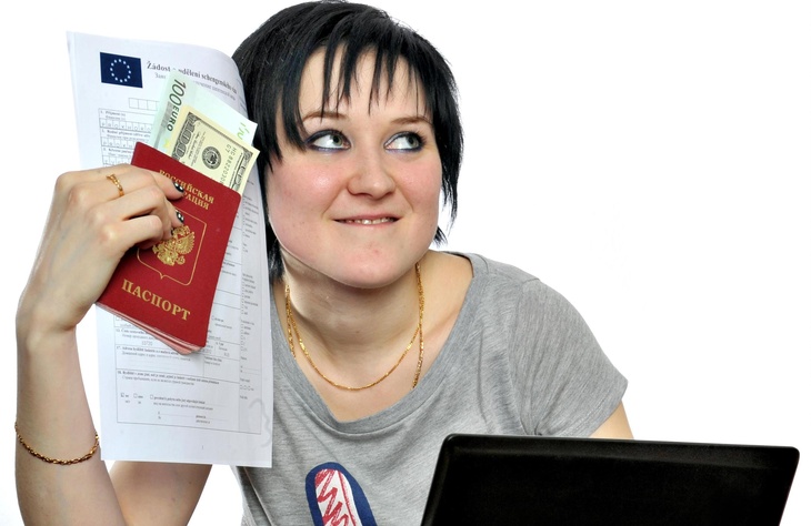 Девушка заказывает шенгенскую визу через ноутбук