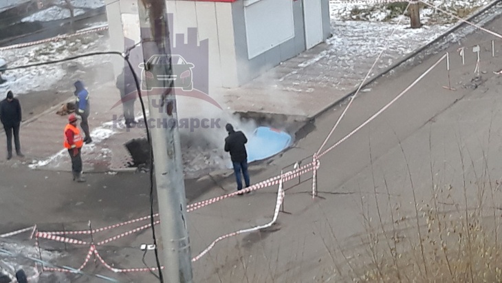 «Один зад торчит»: из-за коммунальной аварии в Красноярске под землей оказались несколько машин