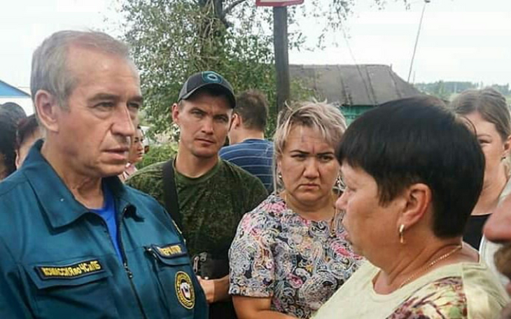 Сергей Левченко с пострадавшими от паводка