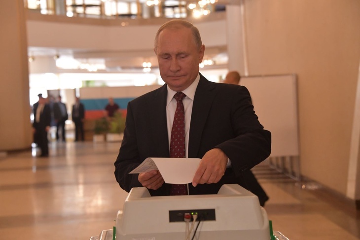 Президент РФ Владимир Путин во время голосования.