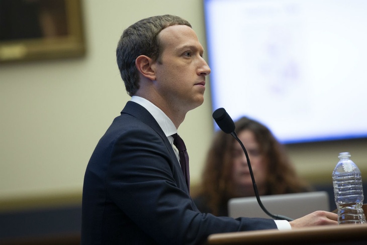 Цукербергу пришлось оправдываться за "грехи" Facebook перед Конгрессом