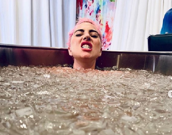 Леди Гага в ванне со льдом