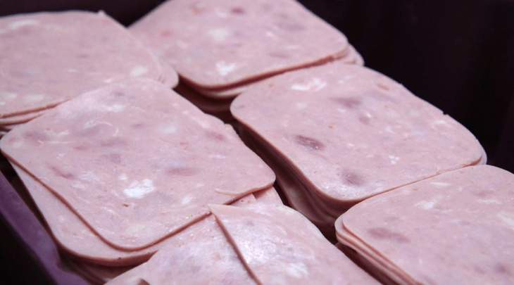 Почти 300 кг зараженного опасным вирусом мяса попало на прилавки магазинов 