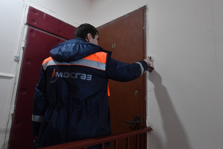 Сотрудник "Мосгаза" обходит квартиры
