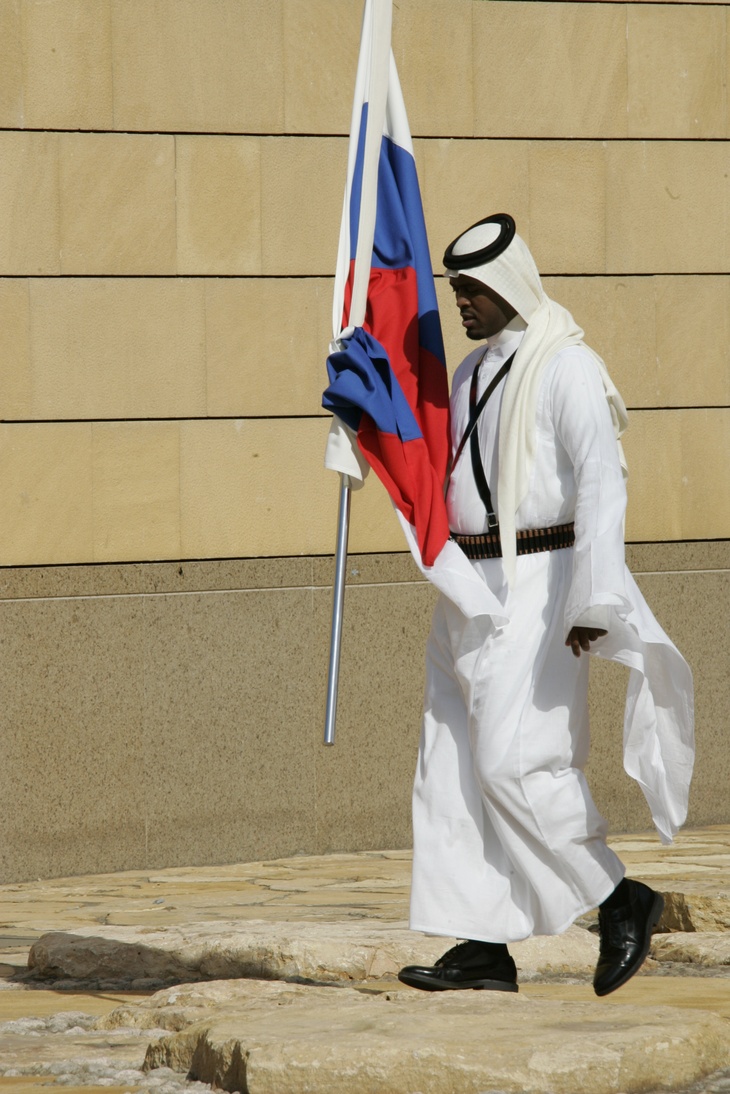 Саудовский гвардеец с флагом России