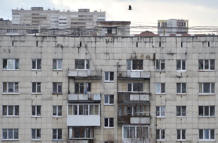 Брали штурмом: задержали мошенников, «завещавших» себе квартиры умерших москвичей 