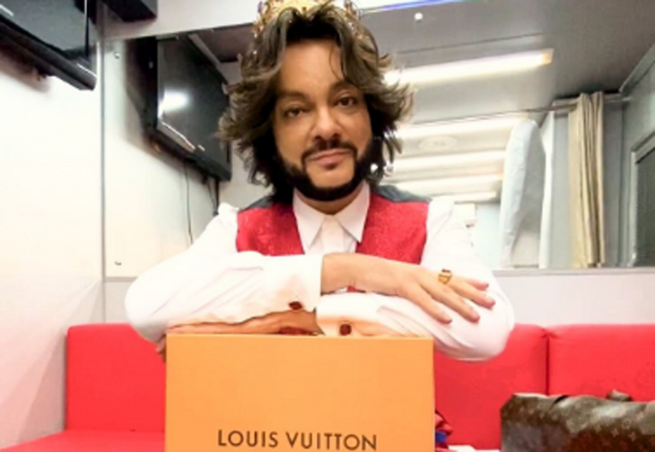 Фэшнмотиватор: Филиппу Киркорову подарили гантели от Louis Vuitton 