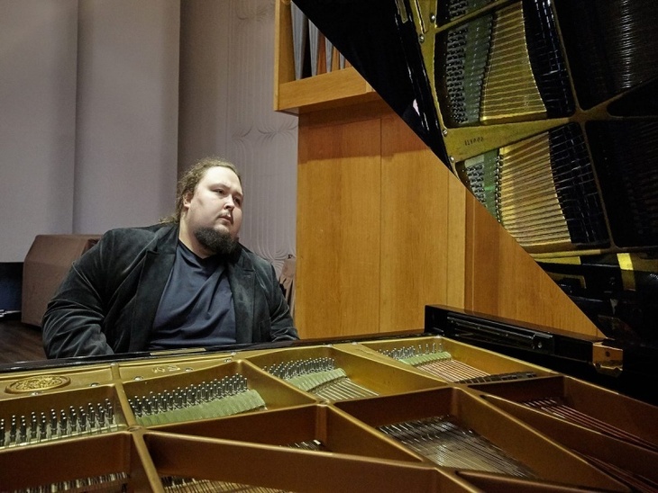 Лука Сафронов играет на рояле