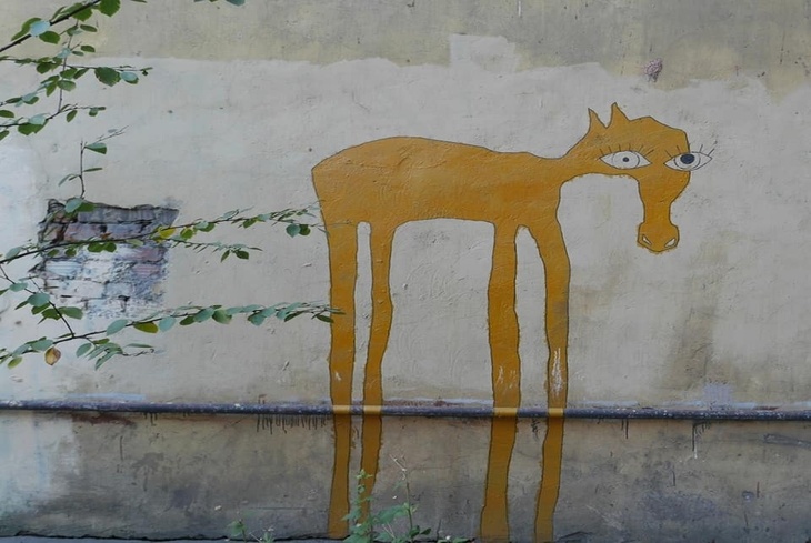 Художник рисует лошадей по всему Питеру