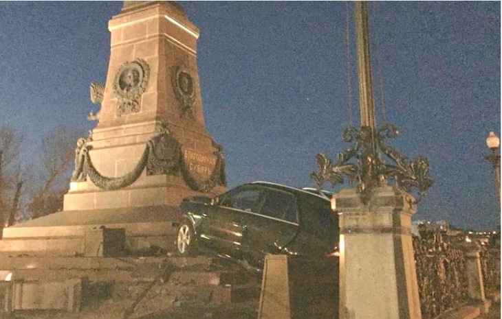 «Это не я»: мужчина на «Мерседесе» снес памятник Александру III