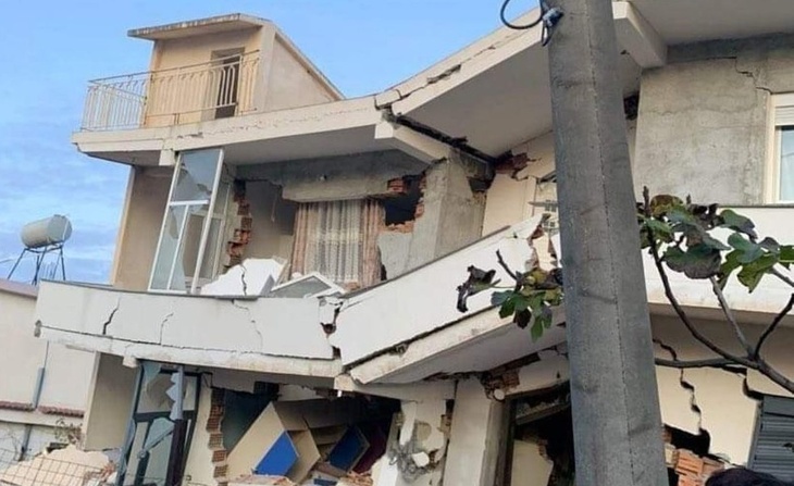 Разрушенный дом в Албании