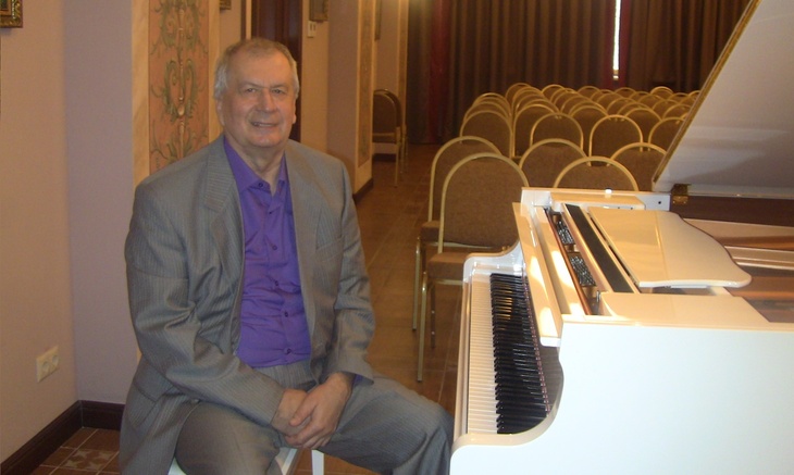 Юрий Маркелов у рояля