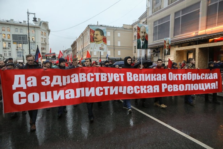 Торжественное шествие и митинг в центре Москвы, посвященные 102-й годовщине Октябрьской социалистической революции.
