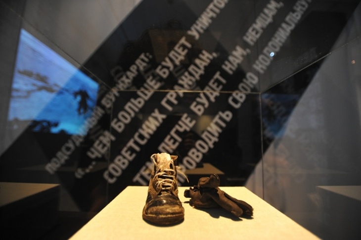Ботинок и перчатка ребенка из Освенцима в музее