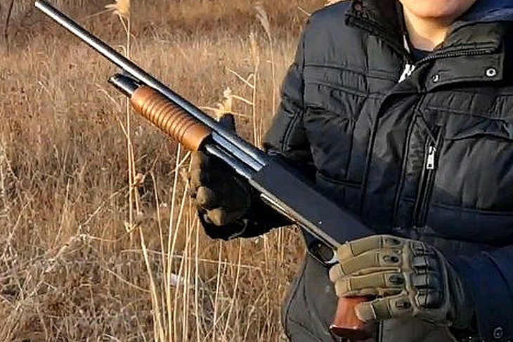 Подростосток с ружьем ИЖ-81.