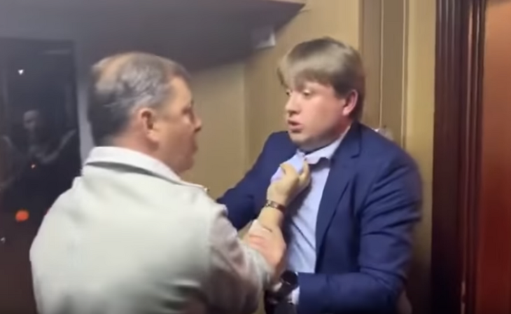 В Сети появилось видео драки украинских чиновников в аэропорту