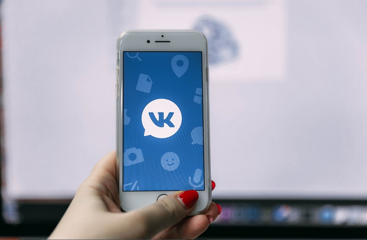 Смартфон с приложением ВКонтакте