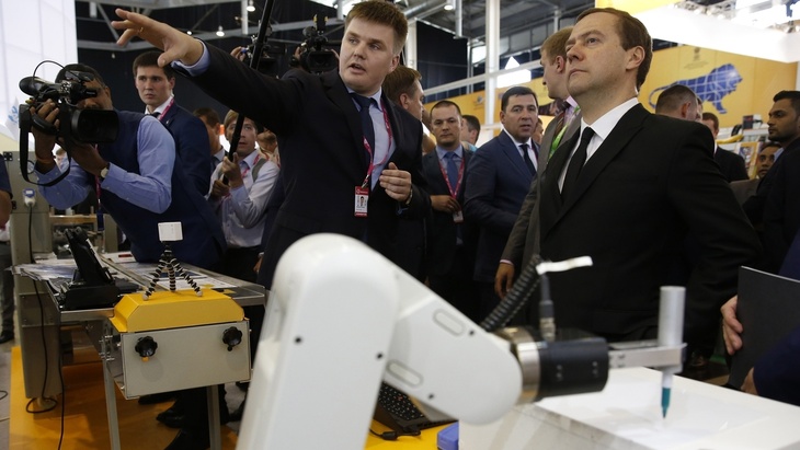 Греф показал Медведеву суперкомпьютер будущего 
