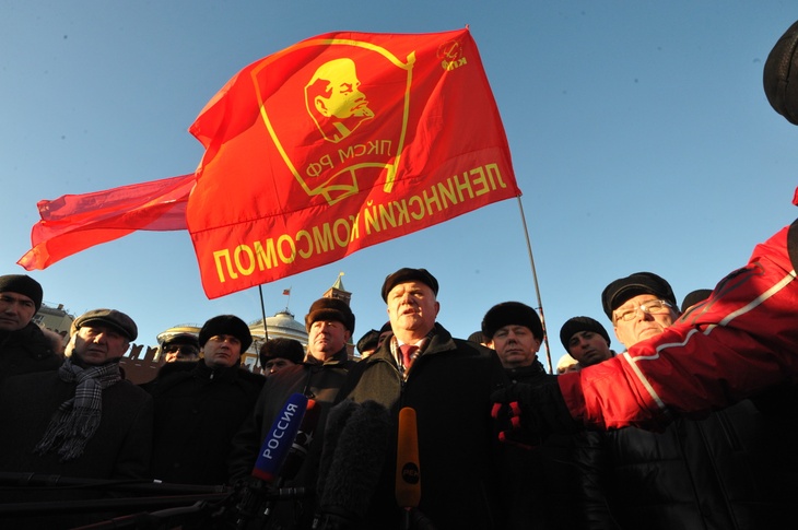 Сторонники КПРФ во время возложения цветов к мавзолею В.И. Ленина