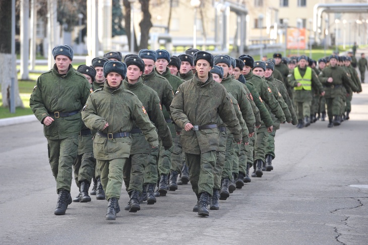 На снимке: солдаты маршируют.