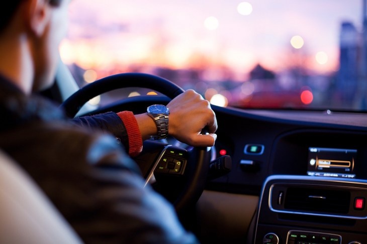 С 1 января вступит в силу закон о регистрации машин в автосалонах