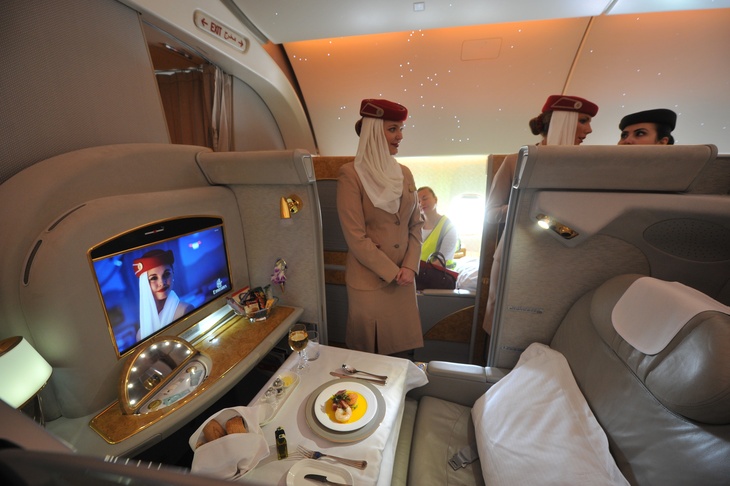 Московская область. Салон первого класса на борту самолета Boeing-777 авиакомпании Emirates Airline.