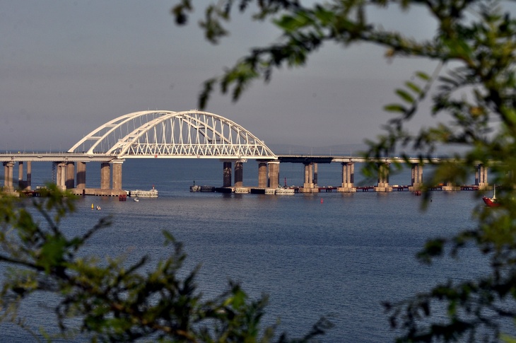 «Удалось поймать момент»: двухэтажный поезд проносится по Крымскому мосту