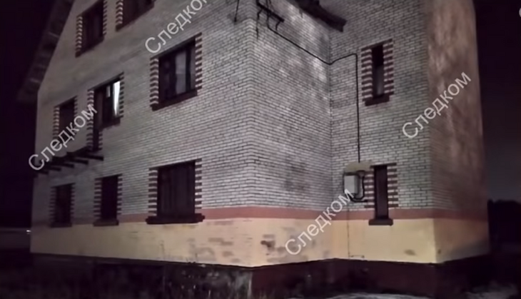 В Сети появилось видео из дома под Гатчиной, где нашли оружейный склад