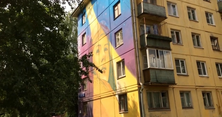 Власти Москвы объяснили, почему закрасили граффити с военной летчицей