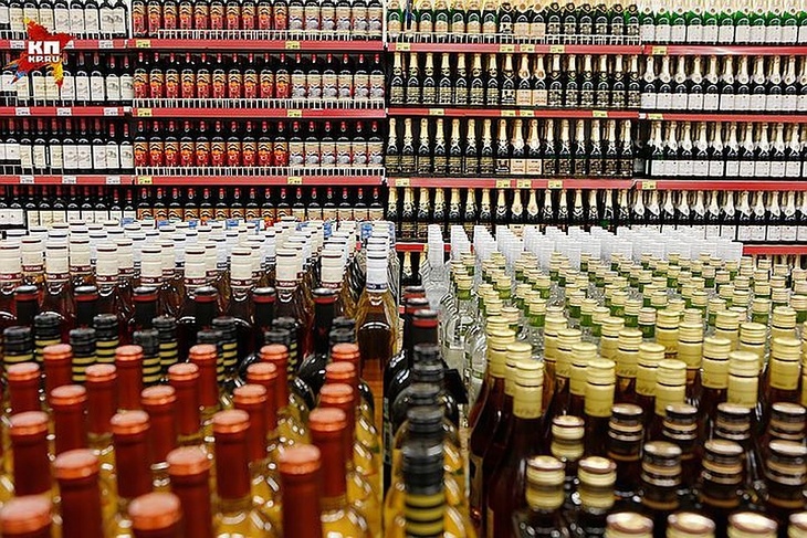 Опасный спирт в крепком алкоголе поможет распознать обычная зажигалка