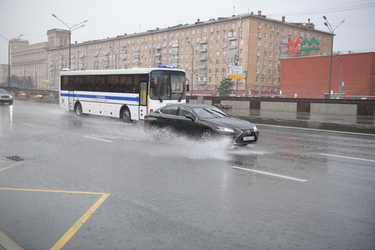 Автомобиль едет по луже по Ленинградскому проспекту