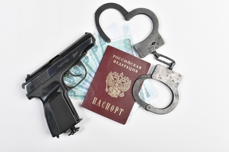 Наручники и паспорт РФ