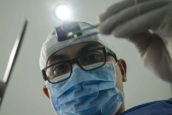 Первый врач умер от коронавируса в Китае