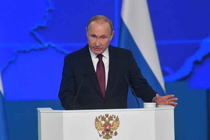 Владимир Путин зачитывает послание Федеральному собранию