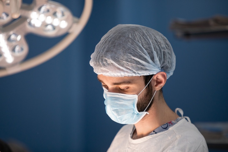 Проведение хирургической операции в операционном блоке. 