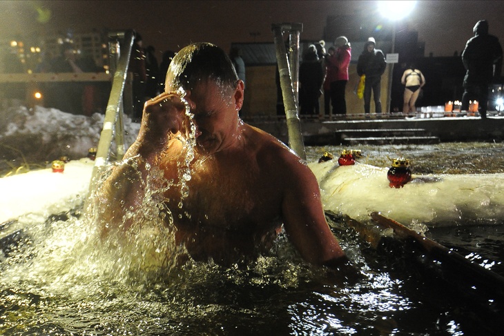 Екатеринбург. Мужчина во время крещенских купаний в Верх-Исетском пруду при температуре -2 градуса