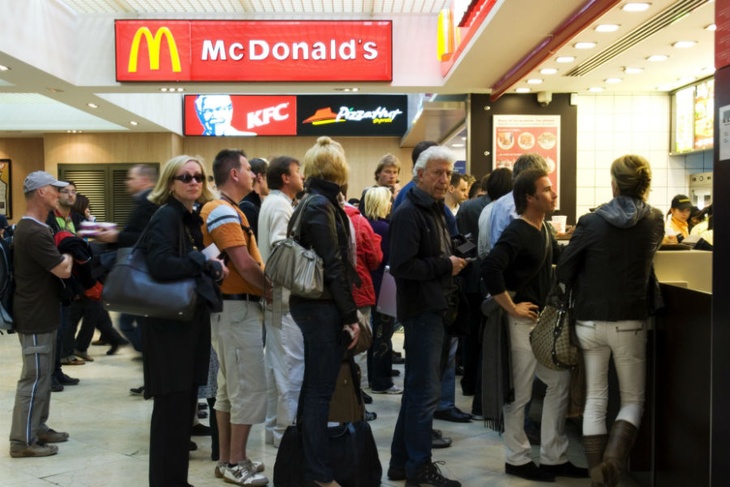 Макдоналдс отменил акцию с бургерами по три рубля, а в KFC появится искусственное мясо