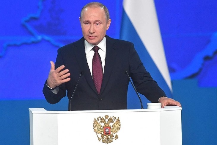 Путин предложил обсудить поправки в Конституцию РФ