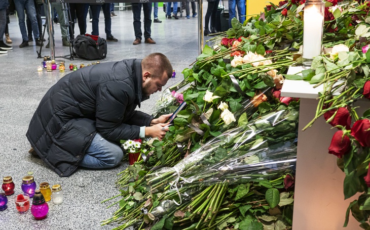 В киевском аэропорту кладут цветы в память о жертвах трагедии