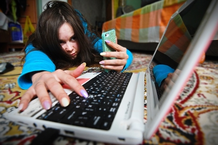 девочка со смартфоном и ноутбуком