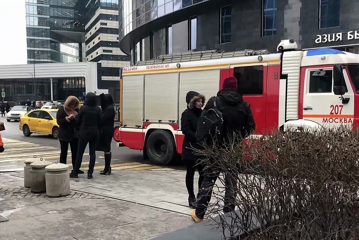 Люди эвакуируются из здания