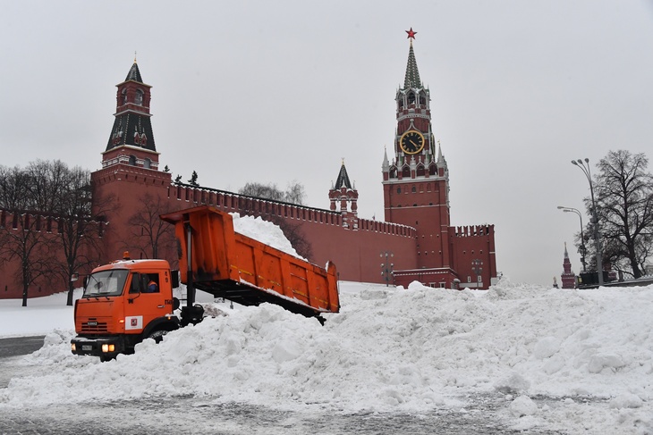 Уборка снега на Красной площади